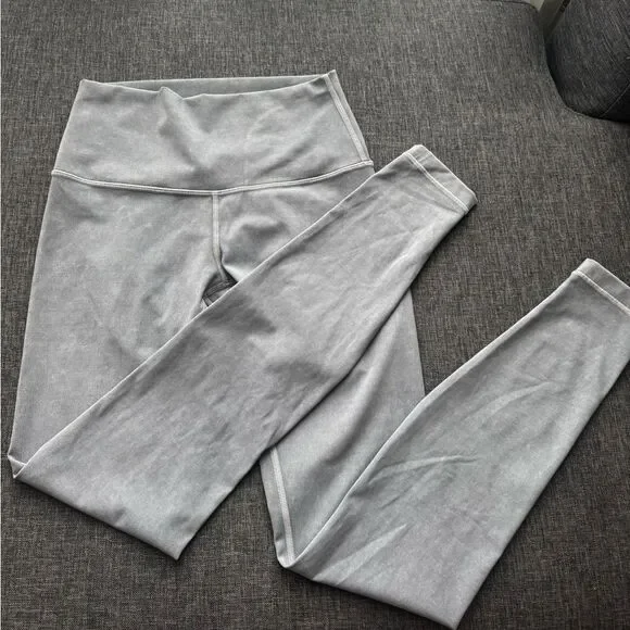 Lululemon Wunder Under High-Rise Tight *Snow Washed 28"
Washed Luna Size 4 - Picture 14 of 14